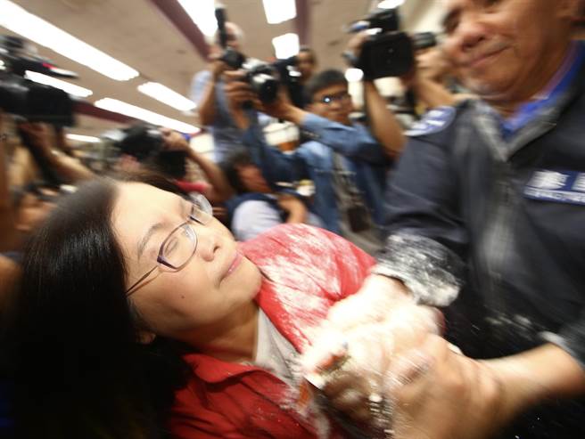 臺(tái)灣民意機(jī)構(gòu)上演“武斗”:藍(lán)狂撒面粉,綠閉目養(yǎng)神。 臺(tái)灣民意機(jī)構(gòu)上演“武斗”:藍(lán)狂撒面粉,綠閉目養(yǎng)神。