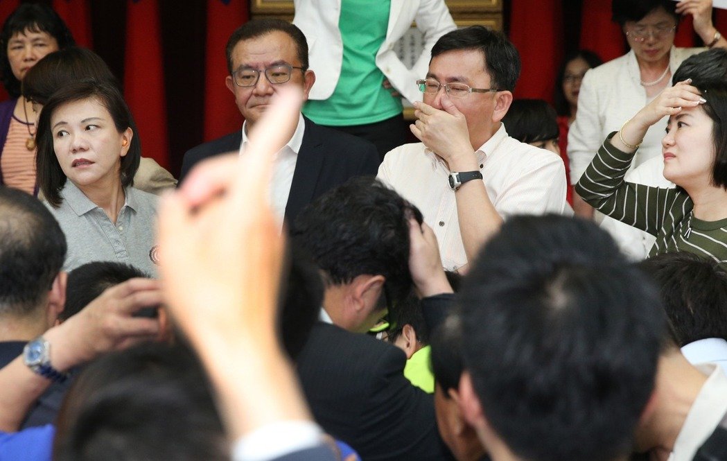 臺(tái)灣民意機(jī)構(gòu)上演“武斗”:藍(lán)狂撒面粉,綠閉目養(yǎng)神。 臺(tái)灣民意機(jī)構(gòu)上演“武斗”:藍(lán)狂撒面粉,綠閉目養(yǎng)神。