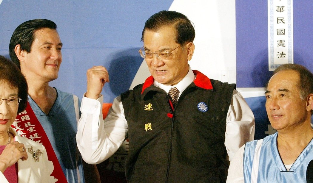 2005年國(guó)民黨主席選舉,由當(dāng)時(shí)的臺(tái)北市長(zhǎng)馬英九(左)對(duì)上立法院長(zhǎng)王金平(右)。 2005年國(guó)民黨主席選舉,由當(dāng)時(shí)的臺(tái)北市長(zhǎng)馬英九(左)對(duì)上立法院長(zhǎng)王金平(右)。