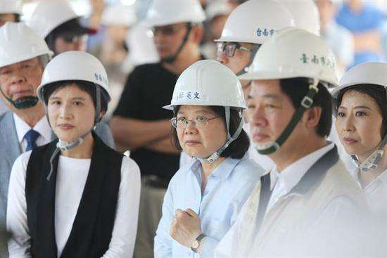 臺(tái)學(xué)者發(fā)起檢視“前瞻”聯(lián)署 8800億預(yù)算問(wèn)題一籮筐 臺(tái)學(xué)者發(fā)起檢視“前瞻”聯(lián)署 8800億預(yù)算問(wèn)題一籮筐