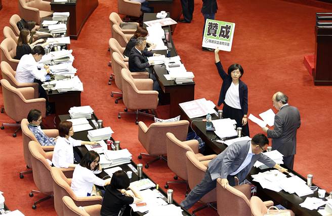 民進黨一邊喊軍公教偉大一邊砍年金 遭酸人格分裂 民進黨一邊喊軍公教偉大一邊砍年金 遭酸人格分裂