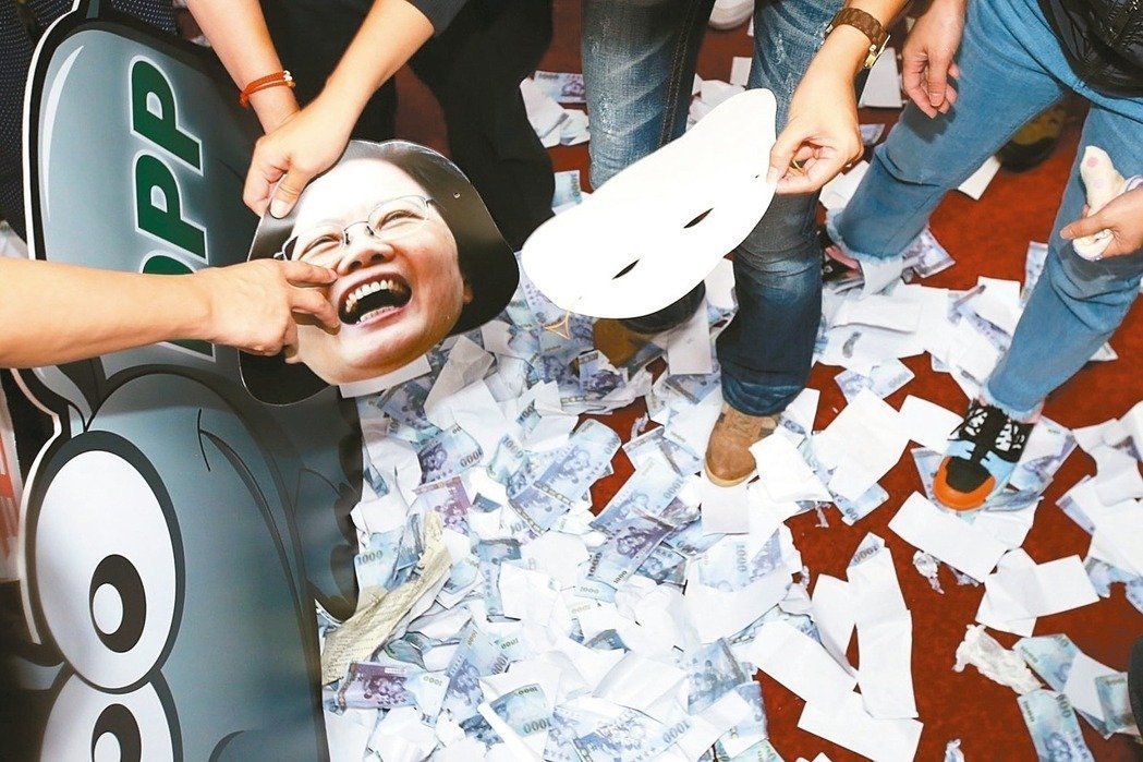 民進黨強推8800億“錢沾”計劃 連“小綠”都不挺 民進黨強推8800億“錢沾”計劃 連“小綠”都不挺