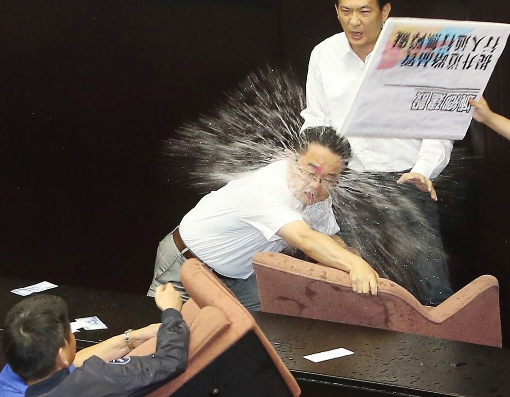 朝野民代為審前瞻開打 林為洲水球神準(zhǔn)命中吳秉叡 朝野民代為審前瞻開打 林為洲水球神準(zhǔn)命中吳秉叡