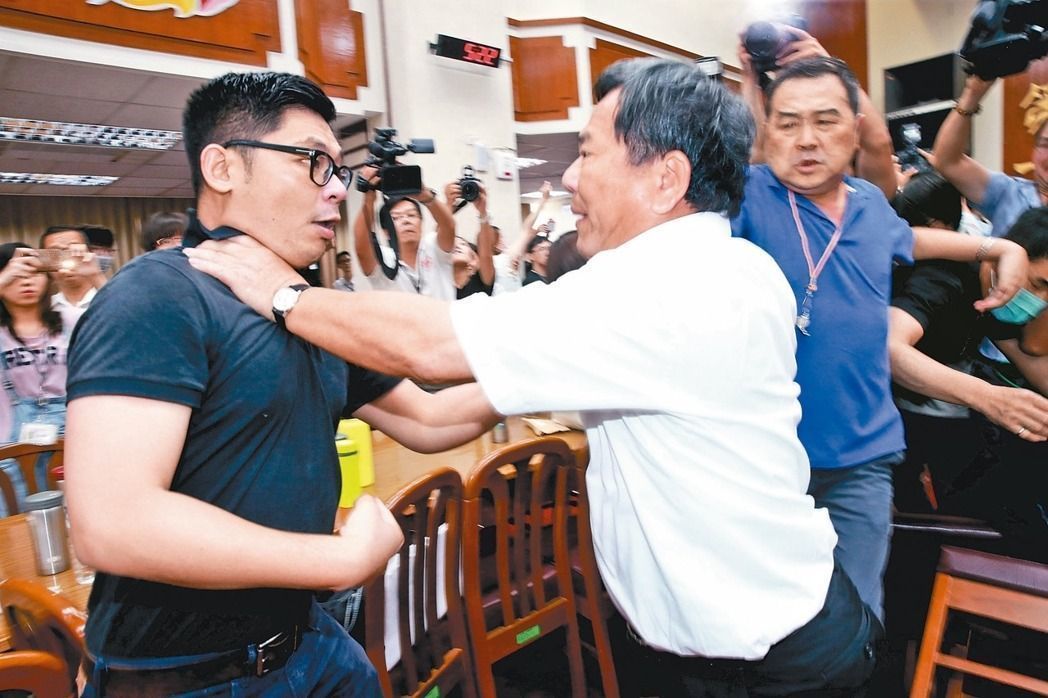 臺灣“立法院”大亂斗劇情走向:藍繼續武斗 綠表決通過 臺灣“立法院”大亂斗劇情走向:藍繼續武斗 綠表決通過