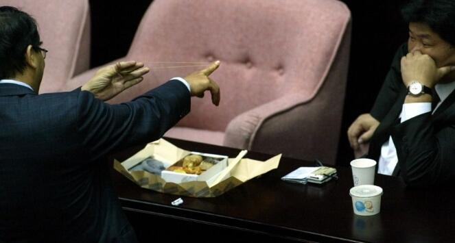 “立院”丟水球算什么 當年“武器”更驚人 “立院”丟水球算什么 當年“武器”更驚人