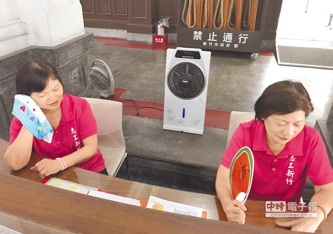 臺當局下令關空調節電首日 島內公務員熱到無心工作 臺當局下令關空調節電首日 島內公務員熱到無心工作