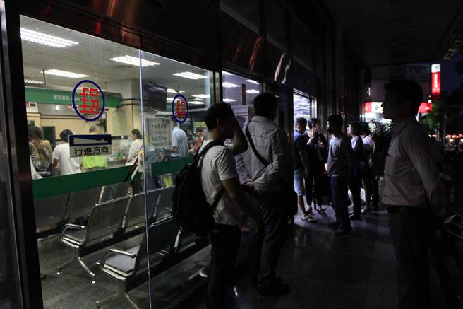 半個臺灣癱瘓 蔡英文遭嗆:簡單事都做不好 憑啥當領導人 半個臺灣癱瘓 蔡英文遭嗆:簡單事都做不好 憑啥當領導人