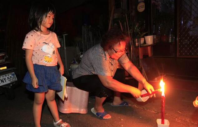 臺灣臺中一戶民宅在門口點蠟燭,屋主表示,是要讓過路人,看得到路 臺灣臺中一戶民宅在門口點蠟燭,屋主表示,是要讓過路人,看得到路