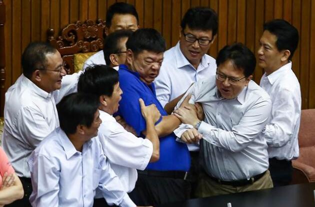 藍綠“立委”在“前瞻預算案”沖突中續演表決大戰 藍綠“立委”在“前瞻預算案”沖突中續演表決大戰