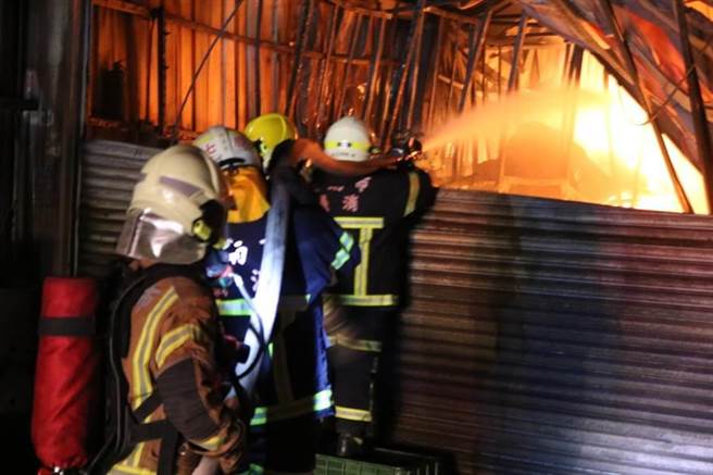 臺南蔬菜廠22日半夜起火 工廠及倉庫付之一炬 臺南蔬菜廠22日半夜起火 工廠及倉庫付之一炬