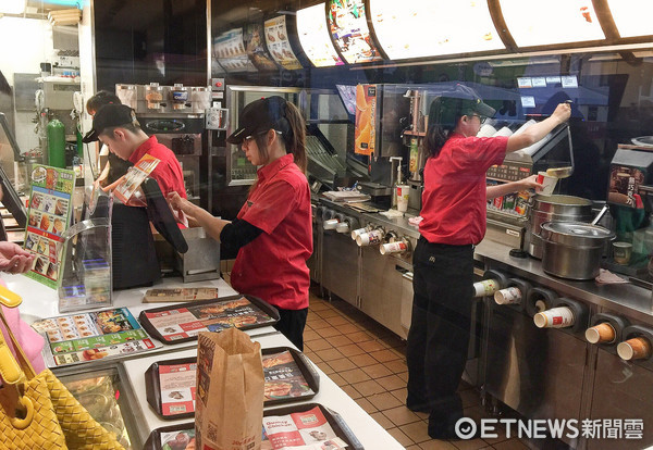 “一例一休”“修法”恐讓勞工連上12天班 勞團怒吼 “一例一休”“修法”恐讓勞工連上12天班 勞團怒吼