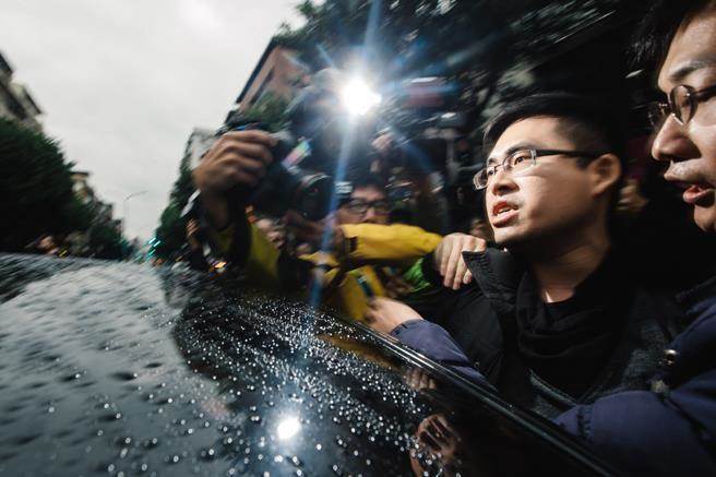 新黨青年遭強(qiáng)搜蔡英文卻神隱 羅智強(qiáng):又要當(dāng)縮頭烏龜? 新黨青年遭強(qiáng)搜蔡英文卻神隱 羅智強(qiáng):又要當(dāng)縮頭烏龜?