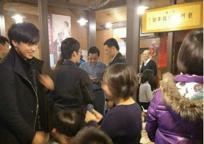 馬英九吃餃子民眾忙合照 網(wǎng)友:換做蔡英文外面要有拒馬 馬英九吃餃子民眾忙合照 網(wǎng)友:換做蔡英文外面要有拒馬