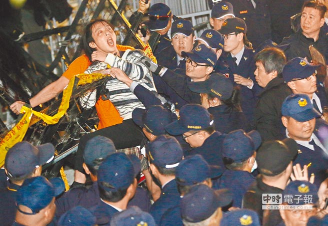 “怒”字當選臺灣“立法院”年度代表字 “怒”字當選臺灣“立法院”年度代表字