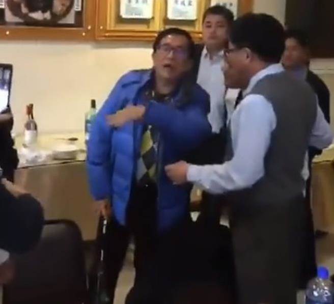 陳水扁聚會合影猛叮嚀:不要曝網! 網笑:不曝照片,曝影片 陳水扁聚會合影猛叮嚀:不要曝網! 網笑:不曝照片,曝影片