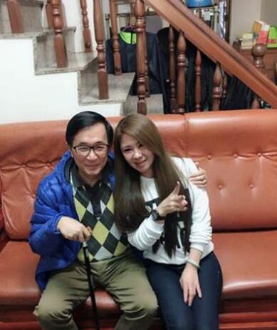 陳水扁“摟妹”照曝光 網友:扁哥回家慘了! 陳水扁“摟妹”照曝光 網友:扁哥回家慘了!