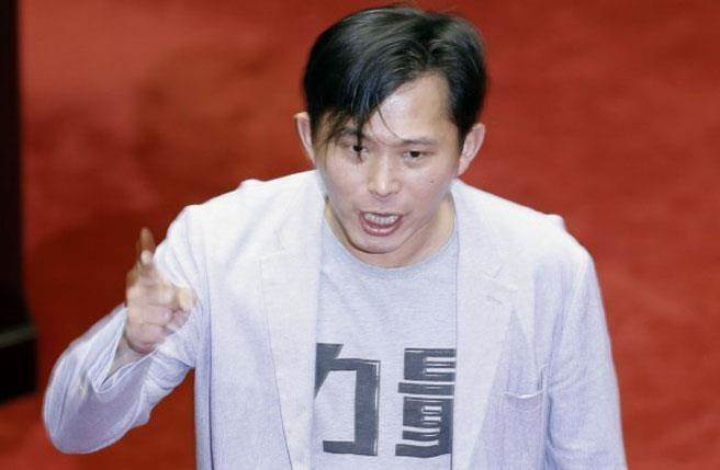 臺(tái)媒:背離民意成就自己 黃國(guó)昌必將玩火自焚 臺(tái)媒:背離民意成就自己 黃國(guó)昌必將玩火自焚