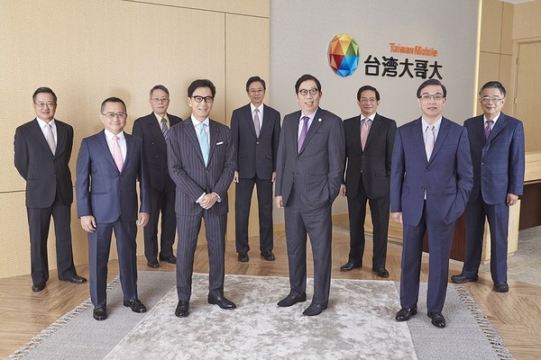 臺大準校長管中閔(右三)被爆出擔任臺灣大哥大獨立董事,有利益交換的嫌疑。 臺大準校長管中閔(右三)被爆出擔任臺灣大哥大獨立董事,有利益交換的嫌疑。