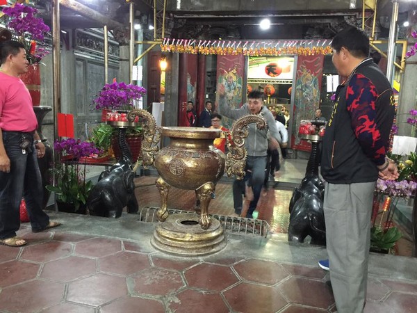 臺(tái)中浩天宮搶頭香再度翻爐!(圖片來源:臉譜網(wǎng)臺(tái)中浩天宮粉絲專頁) 臺(tái)中浩天宮搶頭香再度翻爐!(圖片來源:臉譜網(wǎng)臺(tái)中浩天宮粉絲專頁)