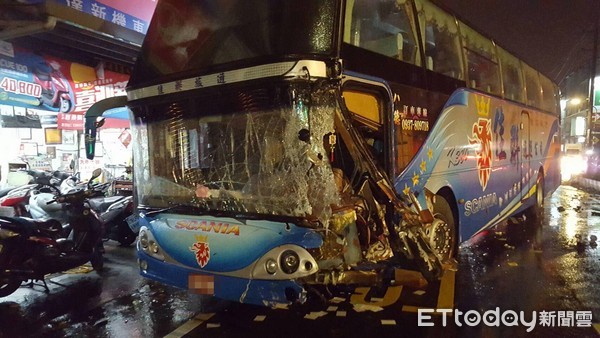 臺灣桃園一輛載37人游覽車發(fā)生車禍 11人受傷送醫(yī) 臺灣桃園一輛載37人游覽車發(fā)生車禍 11人受傷送醫(yī)