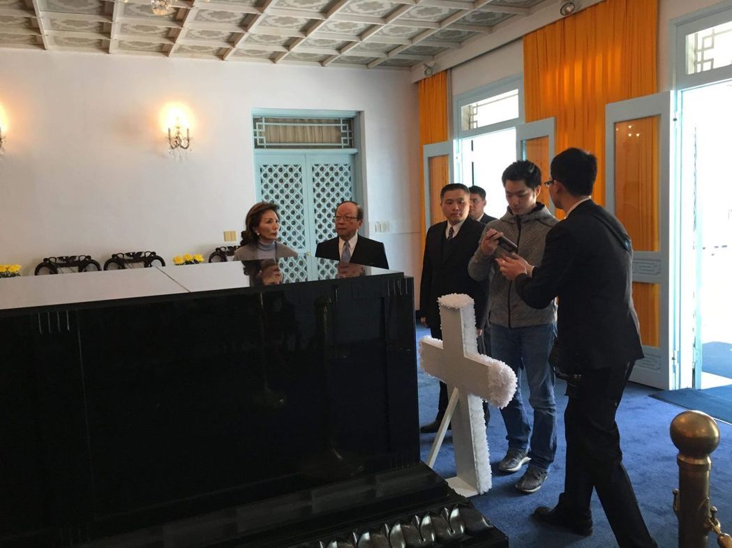 蔣介石陵寢“228”遭潑漆 蔣萬安偕父母赴慈湖查看 蔣介石陵寢“228”遭潑漆 蔣萬安偕父母赴慈湖查看