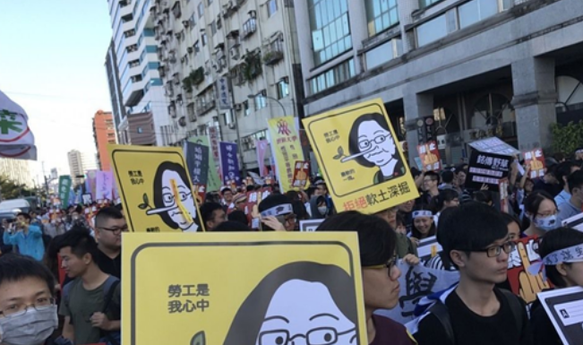 民進黨民代被爆開會看電影強勢嗆聲:不想聽國民黨念經 民進黨民代被爆開會看電影強勢嗆聲:不想聽國民黨念經