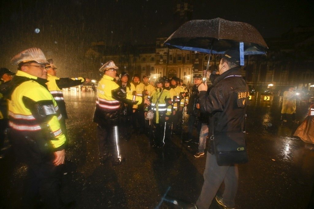 臺灣基層警察抗風淋雨防堵抗議群眾 功勞全記長官身上 臺灣基層警察抗風淋雨防堵抗議群眾 功勞全記長官身上