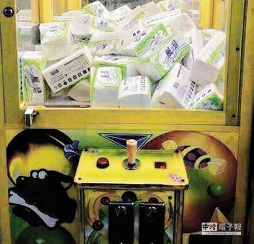 吐槽大會:全臺屯紙猶如世界末日 連娃娃機都改夾衛生紙 吐槽大會:全臺屯紙猶如世界末日 連娃娃機都改夾衛生紙