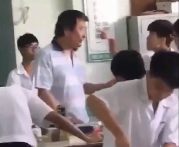 師道蕩然無存!臺南老師在課堂上被學生追打 師道蕩然無存!臺南老師在課堂上被學生追打