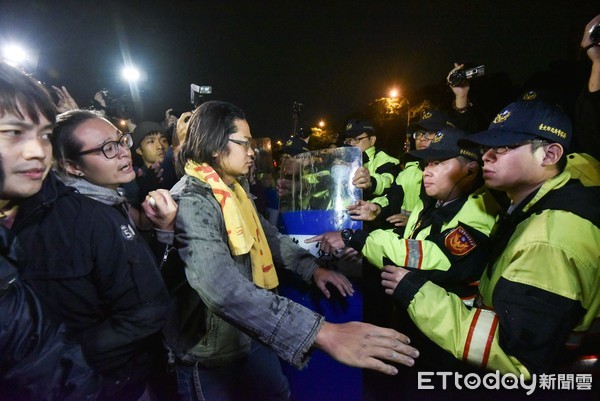 民進(jìn)黨強(qiáng)勢(shì)通過勞基法草案 民進(jìn)黨強(qiáng)勢(shì)通過勞基法草案