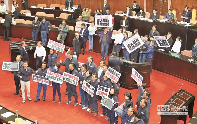 蔡當局為強占水利會竟讓民代全閉嘴 臺式民主令人唏噓 蔡當局為強占水利會竟讓民代全閉嘴 臺式民主令人唏噓