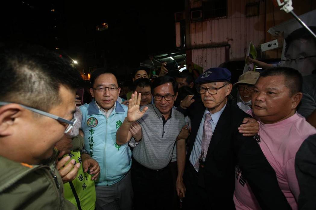 陳水扁(左3)參加陳致中(左二)造勢晚會。 陳水扁(左3)參加陳致中(左二)造勢晚會。