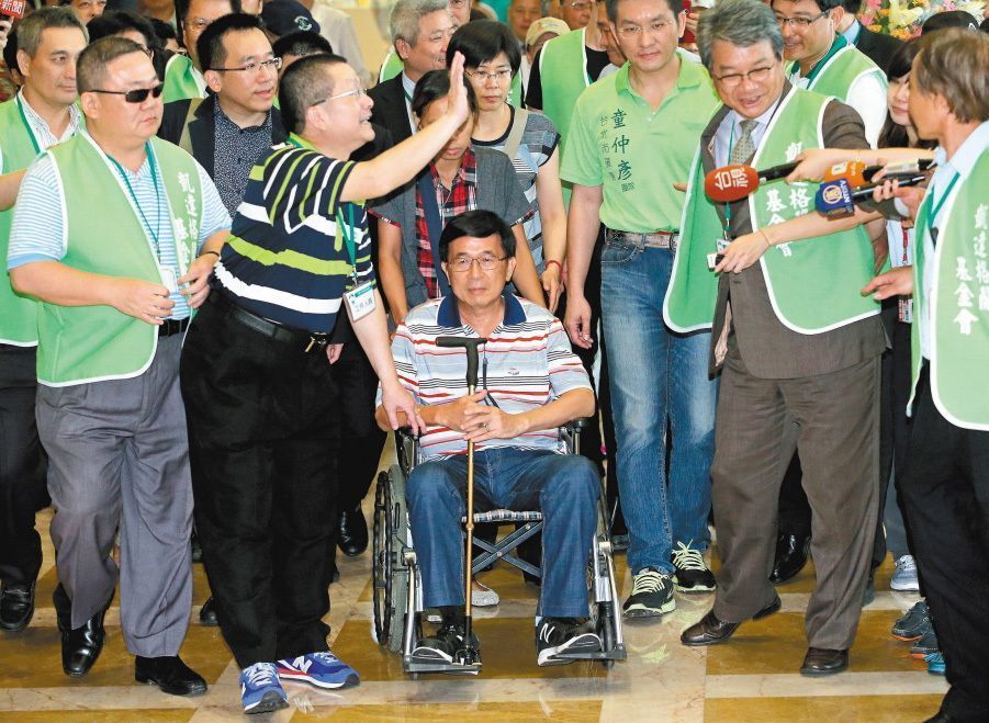 陳水扁將大戰(zhàn)蔡英文? 臺(tái)灣網(wǎng)友已經(jīng)搬好小板凳! 陳水扁將大戰(zhàn)蔡英文? 臺(tái)灣網(wǎng)友已經(jīng)搬好小板凳!