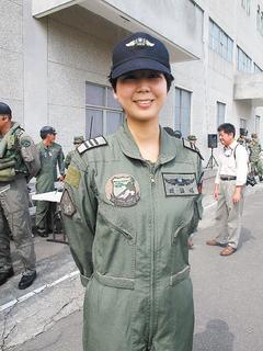 臺軍阿帕奇戰機亮相女飛行官成“嬌點”(圖)