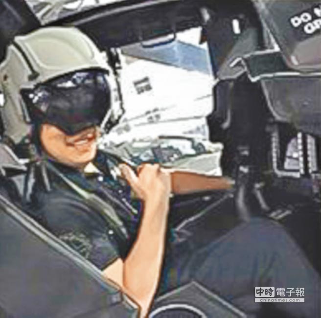臺軍陸軍航空特戰指揮部勞乃成中校帶藝人李蒨蓉到修護廠房參觀AH-64E阿帕奇直升機,另還有一名男姓戴上價值200多萬元新臺幣飛行頭盔。(臺媒摘自李蒨蓉臉書) 臺軍陸軍航空特戰指揮部勞乃成中校帶藝人李蒨蓉到修護廠房參觀AH-64E阿帕奇直升機,另還有一名男姓戴上價值200多萬元新臺幣飛行頭盔。(臺媒摘自李蒨蓉臉書)
