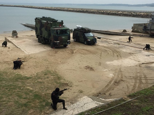 兩棲偵察營官兵演練逼真,展開奇襲。(臺灣《聯合報》/蔡家蓁 攝)