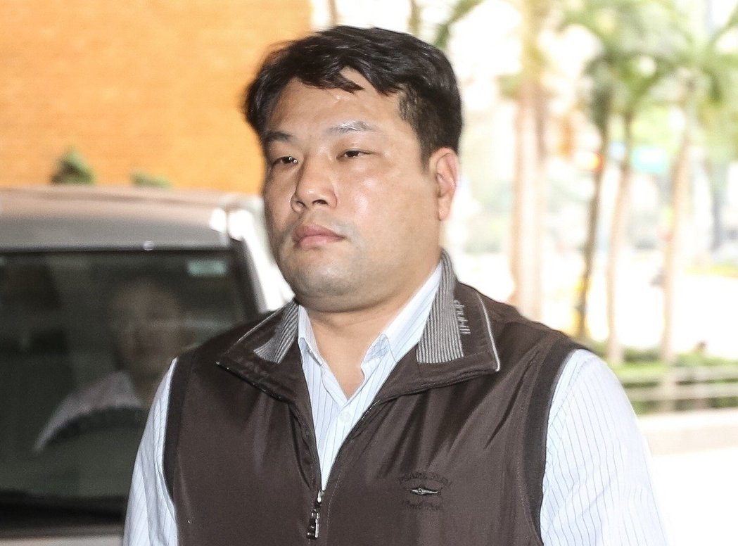 臺灣情報組長被爆應酬時向女性伸咸豬手遭調查。(圖片來源:臺灣《聯合報》) 臺灣情報組長被爆應酬時向女性伸咸豬手遭調查。(圖片來源:臺灣《聯合報》)