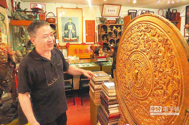 開設30年的雙春齋藝術紀念館,負責人之一哥哥施武雄將銅鏡放在館中,盼能貫徹古人的“三鏡說” 開設30年的雙春齋藝術紀念館,負責人之一哥哥施武雄將銅鏡放在館中,盼能貫徹古人的“三鏡說”