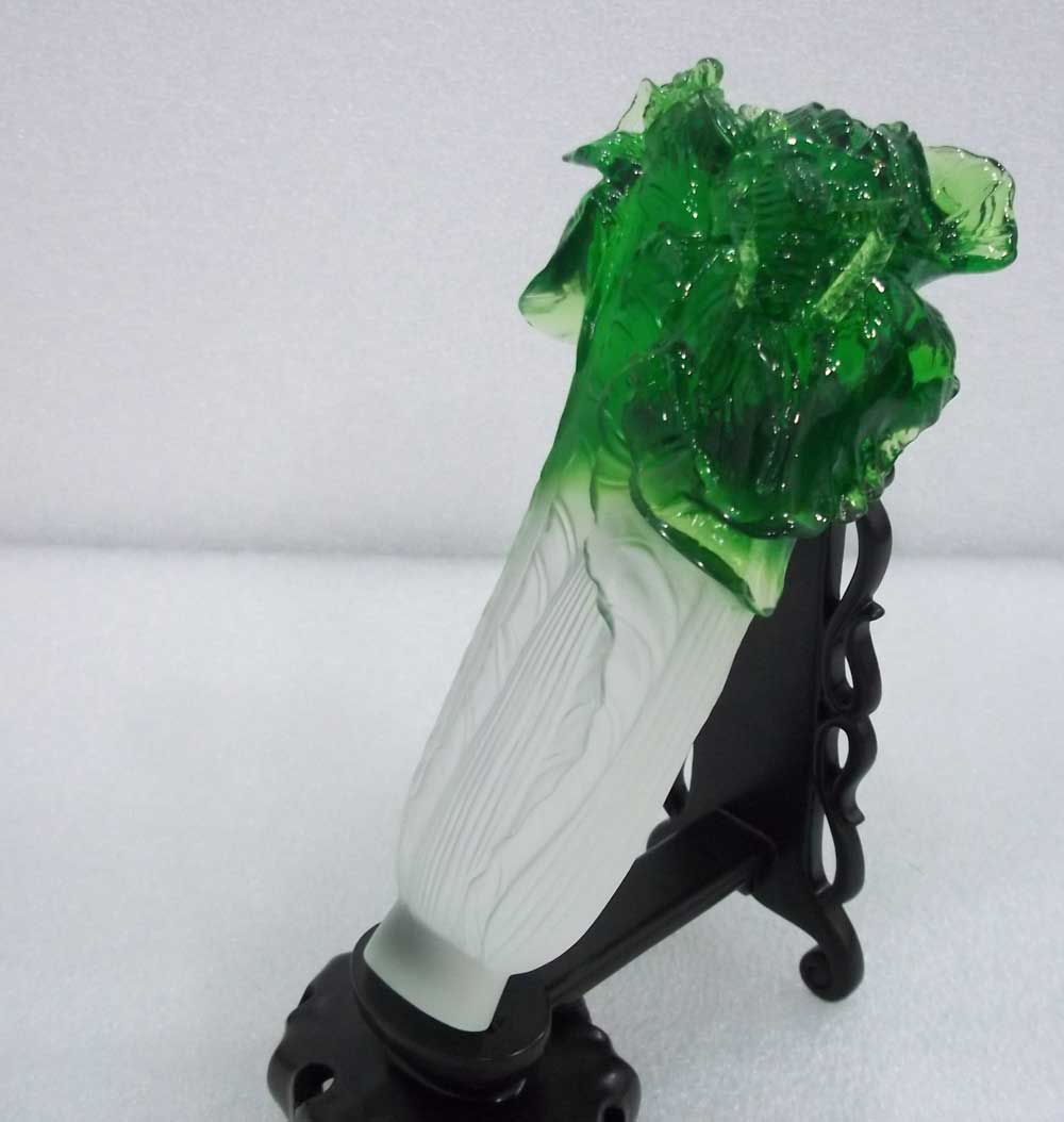 臺北故宮的“鎮宮之寶”翠玉白菜。產于清代,作品與真實白菜相似度幾乎百分之百。 臺北故宮的“鎮宮之寶”翠玉白菜。產于清代,作品與真實白菜相似度幾乎百分之百。