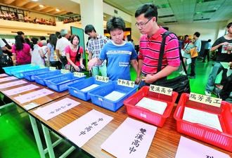 臺(tái)灣“雙北”續(xù)招亂象:校長(zhǎng)哭家長(zhǎng)罵學(xué)生苦