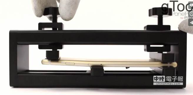 將折彎iPhone 6 Plus放到工具下方的托架做支點(diǎn),拴緊并固定好 將折彎iPhone 6 Plus放到工具下方的托架做支點(diǎn),拴緊并固定好