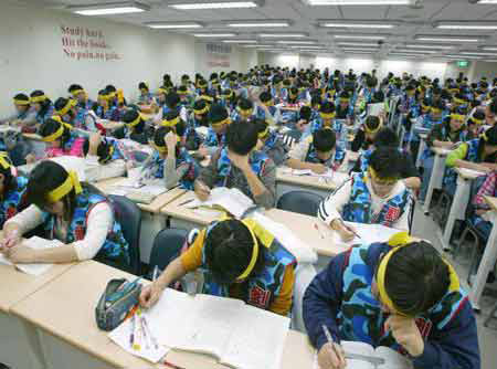 圖為2006年學測前,臺北某知名家教班開設(shè)的魔鬼訓練營 圖為2006年學測前,臺北某知名家教班開設(shè)的魔鬼訓練營