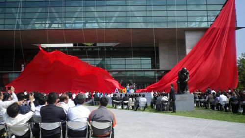 馬英九出席活動兩學生高喊抗議被架走(圖)