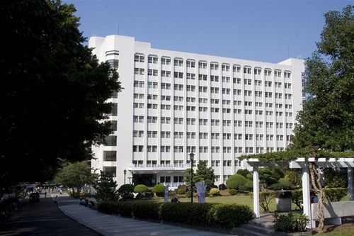 學(xué)生坐12樓采光罩抽煙摔死學(xué)校賠166萬臺幣