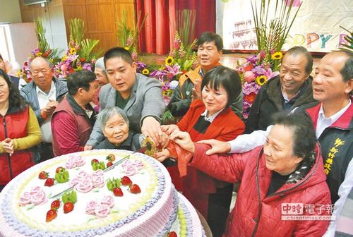 318位7旬長輩齊唱“生日歌”場面熱鬧溫馨(圖)