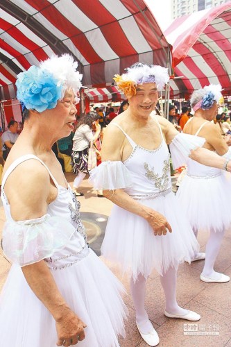 臺灣八旬老漢穿芭蕾裝跳電音組曲(圖)