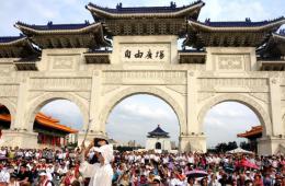 臺(tái)民眾手持康乃馨反對(duì)“反服貿(mào)”、占“立法院”