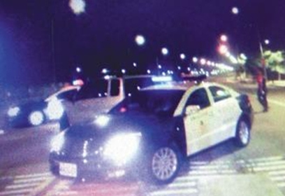 連闖十多個紅燈男子酒后狂飆撞凹警車(圖)