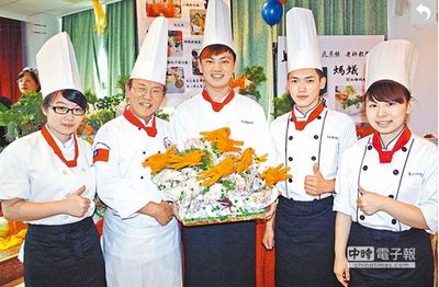 “飛龍上桌”臺(tái)灣學(xué)生制作創(chuàng)意美食(圖)