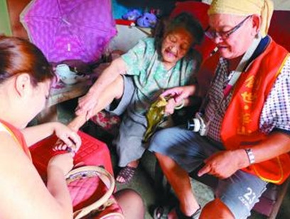 臺灣7旬志工幫忙剪腳指甲9旬老婦感動落淚(圖)